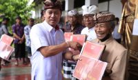  Bupati Klungkung, I Nyoman Suwirta bersama Organisasi Perangkat Daeah (OPD) Pemkab Klungkung membuka Pameran Keris dan Pusaka Tradisional Bali di Museum Semarajaya, Klungkung, Jumat (2/6).