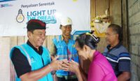 Penyerahan bantuan kelistrikan dilakukan oleh Pj Bupati Buleleng Ketut Lihadnyana dan General Manager PT PLN Unit Induk Distribusi (UID) Bali I Wayan Udayana, Jumat (5/4).